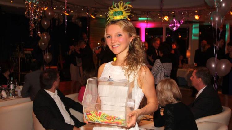 Die Glücksfee: Annika Von der Mark verteilte beim Silvesterball Lose für die Tombola und den guten Zweck. 