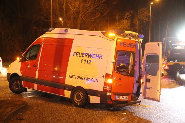 Unfall mit Rettungswagen auf Einsatzfahrt in Rostock-Evershagen, zwei Verletzte, Totalschaden