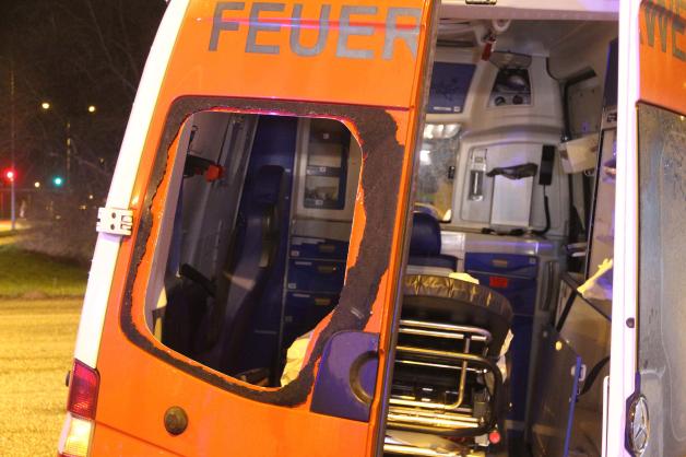Unfall mit Rettungswagen auf Einsatzfahrt in Rostock-Evershagen, zwei Verletzte, Totalschaden