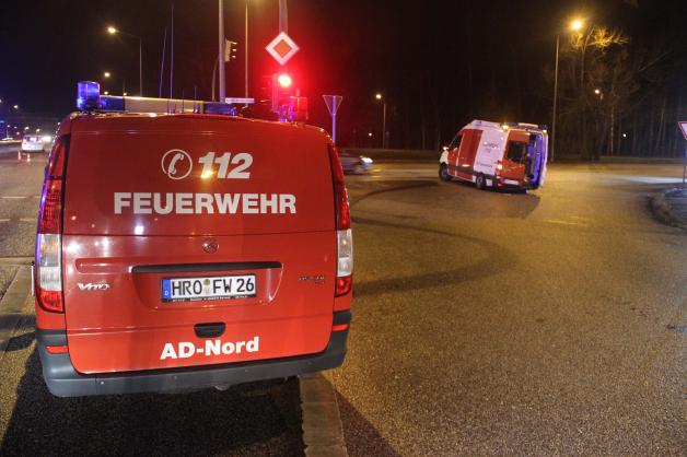 Unfall mit Rettungswagen auf Einsatzfahrt in Rostock-Evershagen, zwei Verletzte, Totalschaden Unfall mit Rettungswagen auf Einsatzfahrt in Rostock-Evershagen, zwei Verletzte, Totalschaden