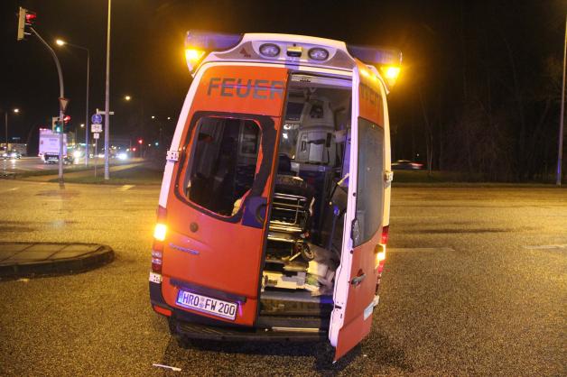 Unfall mit Rettungswagen auf Einsatzfahrt in Rostock-Evershagen, zwei Verletzte, Totalschaden Unfall mit Rettungswagen auf Einsatzfahrt in Rostock-Evershagen, zwei Verletzte, Totalschaden