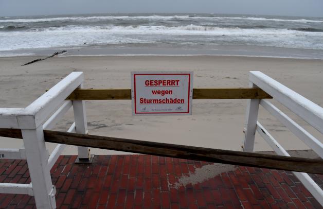 Die Treppe zum Strand in Westerland auf Sylt fehlt - und ist gesperrt.