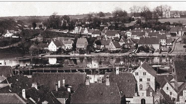 Schönste Hanglage: Für Jürgensby galt das Bauverbot in der Innenstadt nicht. So waren die Hügel schon 1860, im Jahr der Aufnahme, bebaut. 1874 wurde Jürgensby eingemeindet. Der helle Giebel links im Bild markiert die Pilkentafel, die damals noch frei am Wasser stand. Foto: Dansk Zentralbibliotek