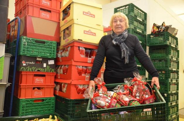 Barbara Kotte, Vorstands-Sprecherin, zeigt Reste von Weihnachtssüßigkeiten. Barbara Kotte, Vorstands-Sprecherin, zeigt Reste von Weihnachtssüßigkeiten.