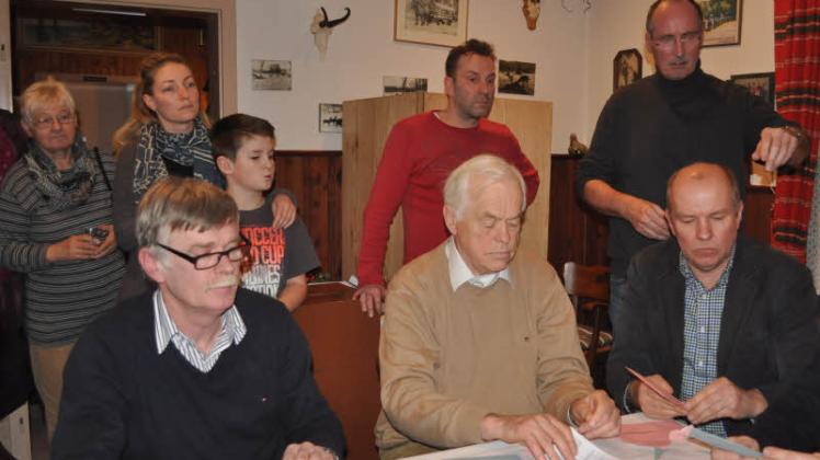 Verwaltungschef Gerd Aloe (stehend rechts) beobachtete die Auszählung der Stimmzettel. Mit dabei: AWG-Vorsitzender Jürgen Siemen (li.).  