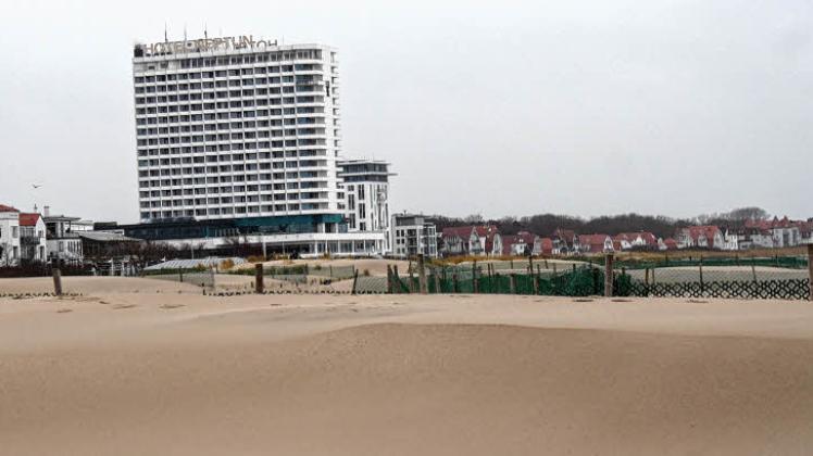 Sandfangzäune beim Teepott in Rostock werden zugeweht Sandfangzäune beim Teepott in Rostock werden zugeweht