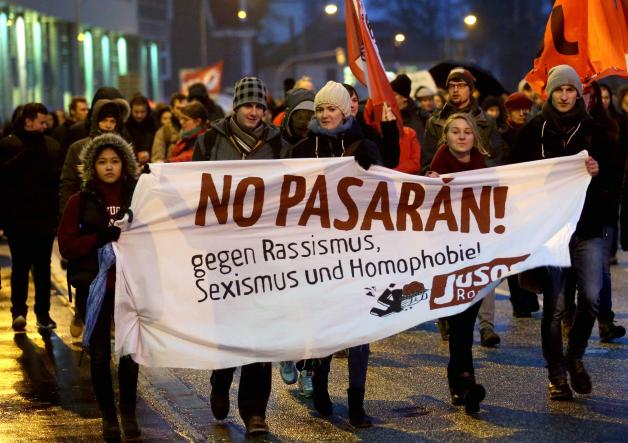 In Rostock demonstrieren Teilnehmer mit einem Plakat für Offenheit und Toleranz gegenüber Flüchtlingen. Mit ihrer Aktion protestieren sie gegen Aufmärsche der MVgida in Stralsund und Schwerin. 