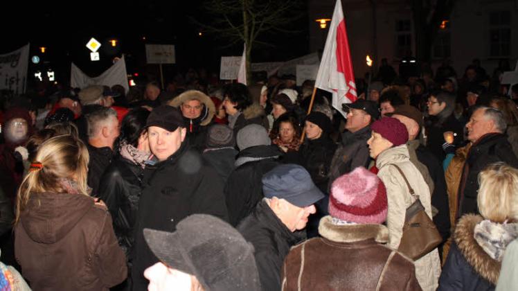 Vor dem Haupteingang des Ludwigsluster Krankenhauses demonstrierten Mitarbeiter und Bürger für den Erhalt des Standortes.  