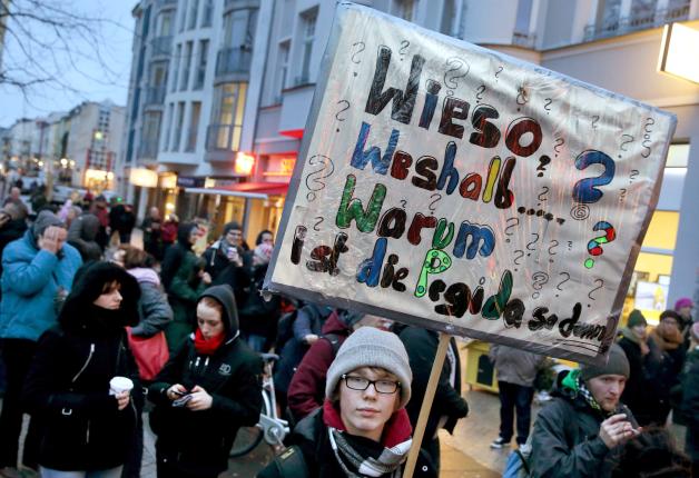 In Rostock demonstrieren Teilnehmer für Offenheit und Toleranz gegenüber Flüchtlingen. Mit ihrer Aktion protestieren sie gegen Aufmärsche der MVgida in Stralsund und Schwerin. 
