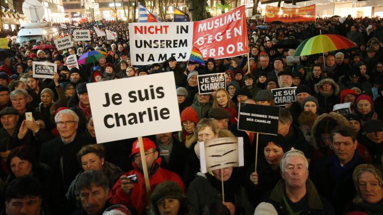 Protest am Abend in Hamburg: Über 50 Wohlfahrtsverbände, Gewerkschaften, Kulturschaffende, Medienvertreter, Religionsvertreter und Unternehmer riefen nach dem Anschlag auf das Pariser Satire-Magazin „Charlie Hebdo" zu der Kundgebung auf.