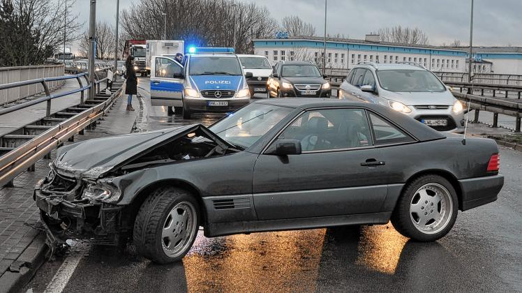 Nach dem Unfall auf der Umgehungsstraße war die Fahrbahn Richtung Lankow eine Stunde lang halbseitig gesperrt. Nach dem Unfall auf der Umgehungsstraße war die Fahrbahn Richtung Lankow eine Stunde lang halbseitig gesperrt.