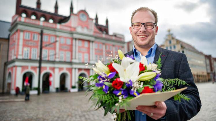 Blumen und Ernennungsurkunde zum Auftakt – Steffen Bockhahn ist seit gestern offiziell Senator. 