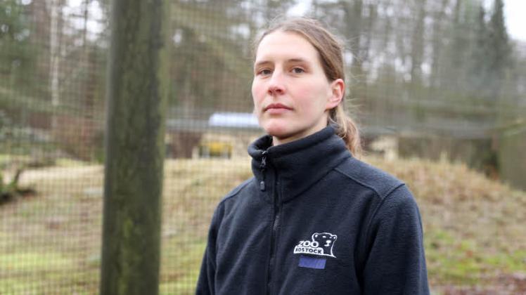 Etwas Normalität ist zurück: Tierpflegerin Manuela Weggen kann sich wieder um ihre gesunden Vögel kümmern. Noch ist die Voliere im Tierpark für den Besucherverkehr gesperrt.  Fotos: Lars Koch 