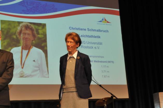 Christiane Schmalbruch wurde für ihre drei Titel bei der Leichtathletik-WM der Senioren geehrt.