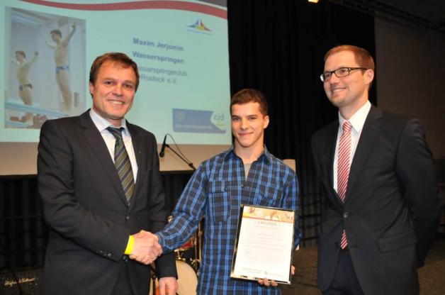 Wasserspringer Maxim Jerjomin nahm von CJD-Schulleiter Steffen Kästner (links) und Karsten Pannwitt (Ospa) den Sonderpreis als „Eliteschüler des Jahres“ entgegen.