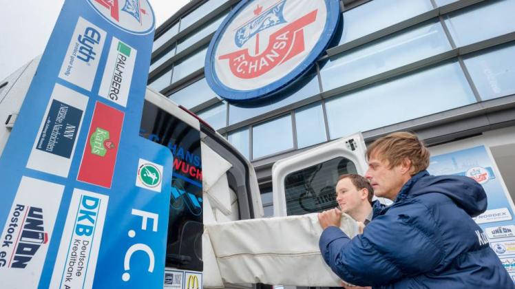 Willkommene zusätzliche Einnahmen für den Verein: Teammanager René Chaberny (rechts) und Pressesprecher Lorenz Kubitz verstauen die letzte der 40 Schaumstoff-Banden. Die Werbeflächen zum Preis von jeweils 100 bis 250 Euro waren innerhalb von weniger als drei Tagen verkauft. Die Banden werden rund um den exklusiven Übungsplatz des FC Hansa im La Manga Club aufgestellt. Ebenfalls mit nach Spanien kommt der große Aufsteller, der links am Transporter lehnt, denn im Winter-Trainingslager wird auch ein neues Mannschaftsfoto gemacht. Willkommene zusätzliche Einnahmen für den Verein: Teammanager René Chaberny (rechts) und Pressesprecher Lorenz Kubitz verstauen die letzte der 40 Schaumstoff-Banden. Die Werbeflächen zum Preis von jeweils 100 bis 250 Euro waren innerhalb von weniger als drei Tagen verkauft. Die Banden werden rund um den exklusiven Übungsplatz des FC Hansa im La Manga Club aufgestellt. Ebenfalls mit nach Spanien kommt der große Aufsteller, der links am Transporter lehnt, denn im Winter-Trainingslager wird auch ein neues Mannschaftsfoto gemacht.