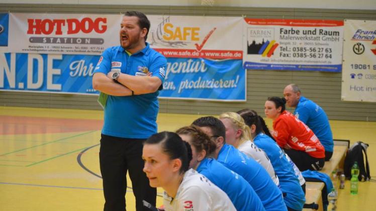 Trainer Steffen Franke (stehend) gibt lautstarke Anweisungen, Mannschaftskapitänin Jana Dirschauer (vorn) beobachtet gespannt das Geschehen.