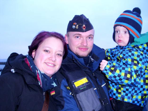Sabrina Waschke mit Sohn Jonas (2 Jahre) verabschieden Mann und Papa Steffen schon zum dritten Mal.  