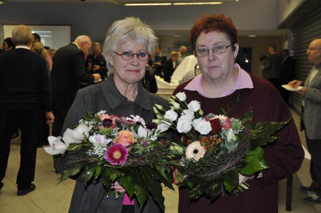 Für ihr ehrenamtlichesEngagement werden Astrid Burkhard (l.) und Ingrid Birkhahn geehrt.