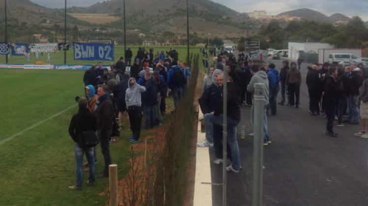 Zahlreiche Fans begleiten die Kogge nach Spanien. Rund 100 Hansa-Anhänger besuchten gestern die erste Trainingseinheit. 