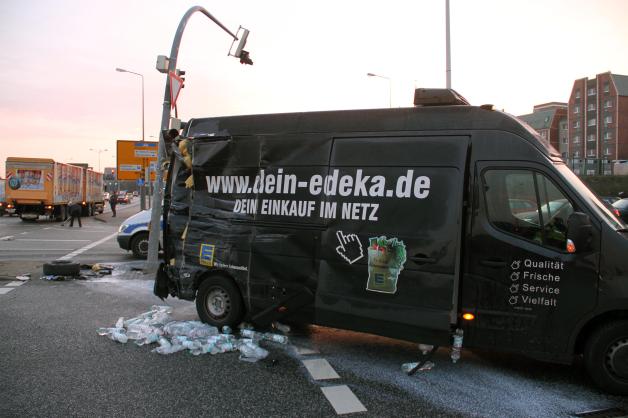 Bierlaster rast in Rostock mit Edeka-Transporter zusammen, Lebensmittel auf der Fahrbahn