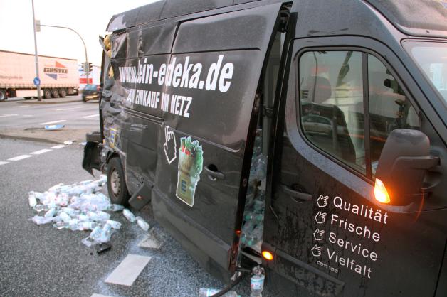 Bierlaster rast in Rostock mit Edeka-Transporter zusammen, Lebensmittel auf der Fahrbahn