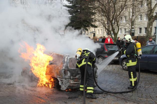 Frau will zum Einkaufen fahren - Wagen fängt in Rostock Feuer Frau will zum Einkaufen fahren - Wagen fängt in Rostock Feuer