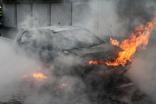 Frau will zum Einkaufen fahren - Wagen fängt in Rostock Feuer