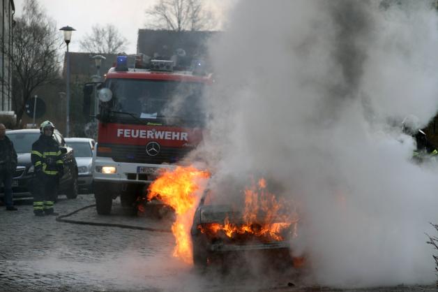 Frau will zum Einkaufen fahren - Wagen fängt in Rostock Feuer