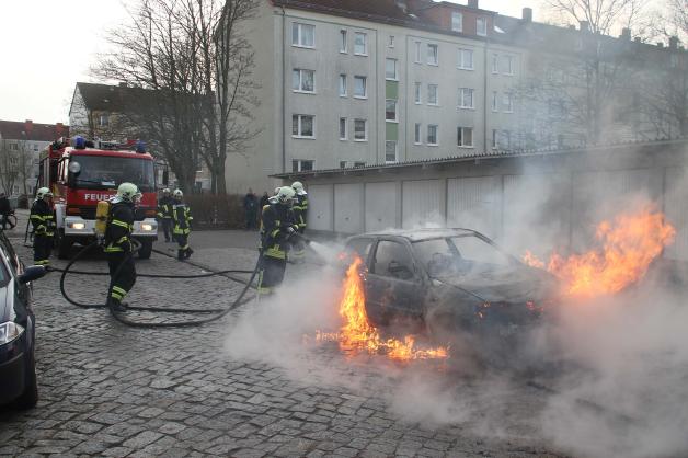 Frau will zum Einkaufen fahren - Wagen fängt in Rostock Feuer Frau will zum Einkaufen fahren - Wagen fängt in Rostock Feuer