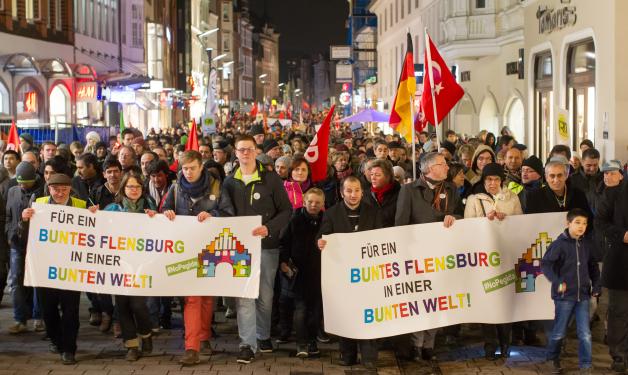 Für ein buntes Flensburg, gegen die Anti-Islam-Bewegung Pegida: Das Bündnis zog am Montagabend Tausende Menschen an.