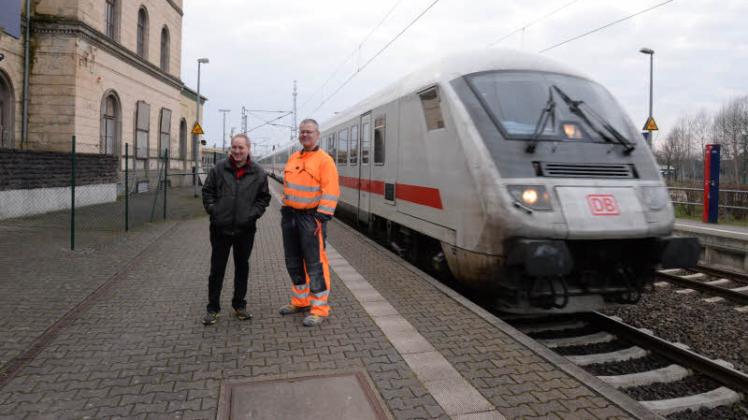 Dennis und Aribert Otto vor dem Bahnhof in Hagenow Land