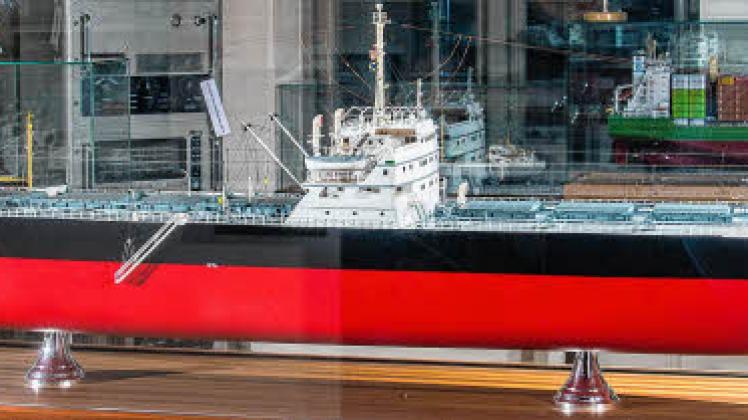Eine Figur des Seefahrer-Schutzheiligen Christophorus schmückte als Galionsfigur den Tanker. Der Bronzeguss war 6,5 Meter hoch und 5 Meter breit. 