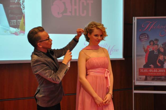 Mit kleinen Handgriffen wird eine normale Frisur zum Hingucker, zeigt Marko Reinmann am Model Nina Sperling. Fotos: mabo Mit kleinen Handgriffen wird eine normale Frisur zum Hingucker, zeigt Marko Reinmann am Model Nina Sperling. Fotos: mabo