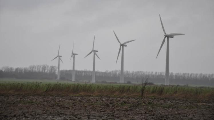 Da waren es nur noch fünf: Mit einer Narbenhöhe von 35 Metern und einer Leistung von 450 Kilowattstunden gelten die Windkrafträder zwischen Nienhagen und Elmenhorst als nicht mehr zeitgemäß. Da waren es nur noch fünf: Mit einer Narbenhöhe von 35 Metern und einer Leistung von 450 Kilowattstunden gelten die Windkrafträder zwischen Nienhagen und Elmenhorst als nicht mehr zeitgemäß.