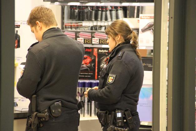 Samuraischwert-Attacke in Rostocker Einkaufszentrum: Beziehungsstreit eskaliert, Frau verletzt.