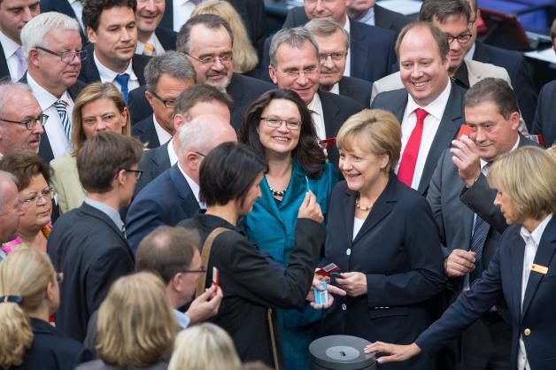 SPD-Arbeitsministerin Andrea Nahles (links) und Kanzlerin Angela Merkel (CDU) bei der Abstimmung zum Mindestlohn im Juli 2014 im Bundestag.