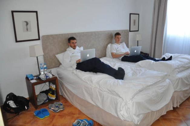 Relaxen in der wenigen trainingsfreien Zeit: Robin Krauße (links) und Kai Schwertfeger liegen auf ihren Betten und lenken sich mit ihren Laptops ab.