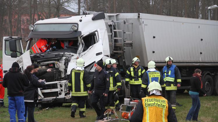 Schwerer Unfall auf L13 bei Ziesendorf (LRO) zwischen Transporter und Anhänger.