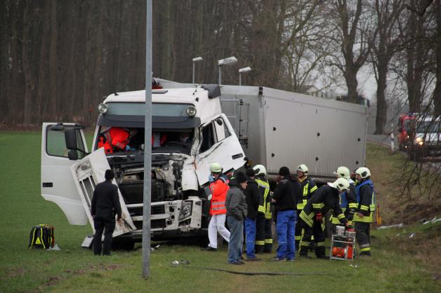 Schwerer Unfall auf L13 bei Ziesendorf (LRO) zwischen Transporter und Anhänger.