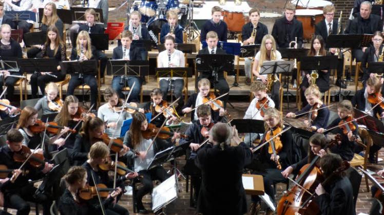 Klanggewaltig: Zwei Schulen aus Neumünster und drei aus Eutin brachten ein Orchester mit über 70 Schülern zusammen, die in der Anscharkirche gemeinsam aufgetreten sind. Mit allein über 20 Violinisten bildeten die Streicher eine der größten Gruppen innerhalb des Großorchesters. 