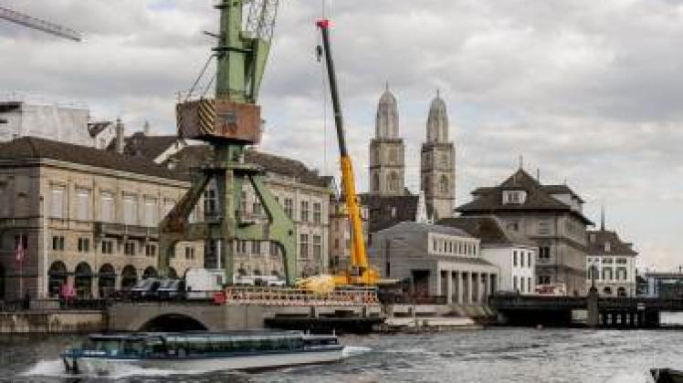 Der Hafenkran am Limmatquai in Zürich – jetzt läuft der Abbau. Der Hafenkran am Limmatquai in Zürich – jetzt läuft der Abbau.