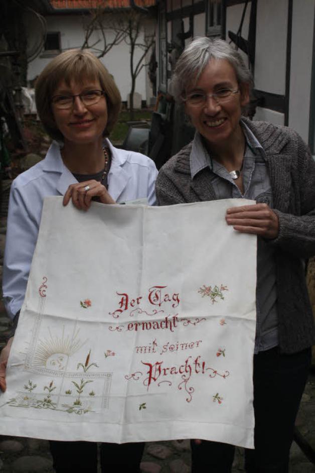 Dieses Überhandtuch, das Apothekerin Siglinde Lindauer (l.) und Heimatmuseums-Chefin Kathrin Möller zeigen, stammt aus der Zeit zwischen 1900 und 1925 und gehört zu Stücken aus dem textilen Fundus. Vieles daraus muss gereinigt oder restauriert werden. Fotos: maria pistor Dieses Überhandtuch, das Apothekerin Siglinde Lindauer (l.) und Heimatmuseums-Chefin Kathrin Möller zeigen, stammt aus der Zeit zwischen 1900 und 1925 und gehört zu Stücken aus dem textilen Fundus. Vieles daraus muss gereinigt oder restauriert werden. Fotos: maria pistor