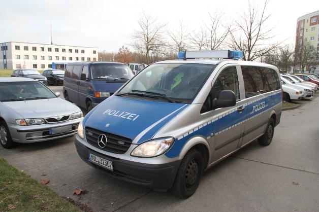 Transporter voller Betrunkener in Rostock-Dierkow gestellt - Betrunkene renitent, wollen Polizei bestechen, sichergestellten Autoschlüssel einfordern und in den Streifenwagen einsteigen