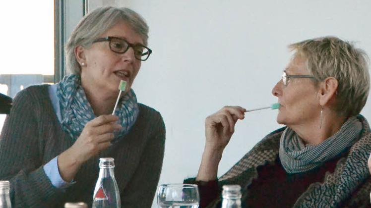 Schaumstoff-Lollis für die Mundpflege: Hannelore Nicolaisen-Wohlert (links) und Karen Mau probieren sie aus. 