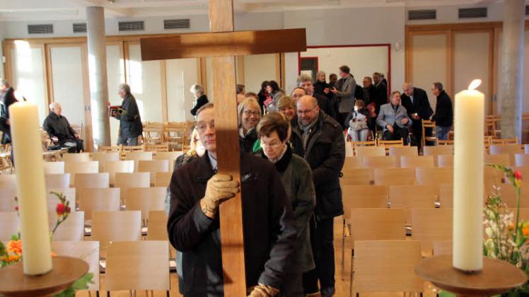 Einzug in das Zentrum: Kirchengemeinderat Friedrich Hartwig trägt das Kreuz. Einzug in das Zentrum: Kirchengemeinderat Friedrich Hartwig trägt das Kreuz.