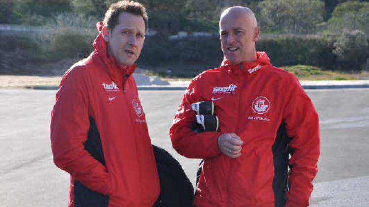 Uwe Klein, Sportlicher Leiter des FC Hansa (links, hier mit Trainer Karsten Baumann in Spanien), prüft alle Optionen für mögliche Verstärkungen. Die Transferperiode endet am 2. Februar.  