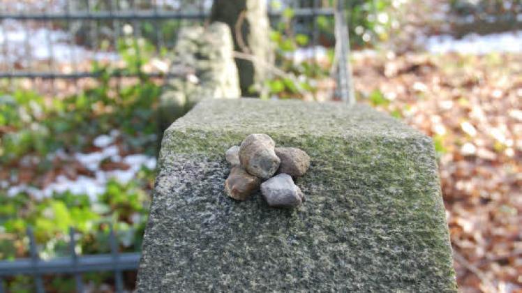 Als Zeichen des Gedenkens legen Friedhofsbesucher Steine auf jüdische Gräber.