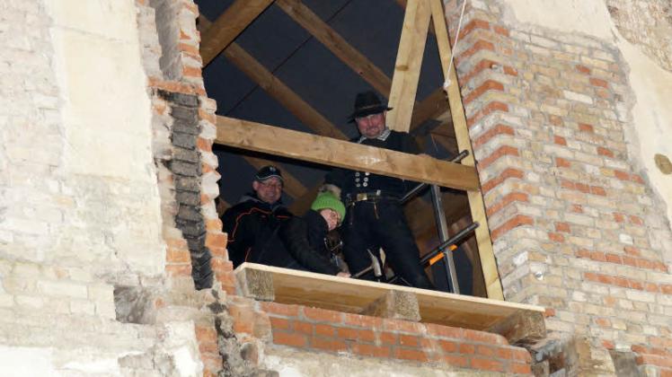 Bauherrin Fabienne Unger schlug symbolisch den letzten Nagel ins Gebälk des bereits fertig gedeckten Daches. Fotos: Marian Pies (2) 