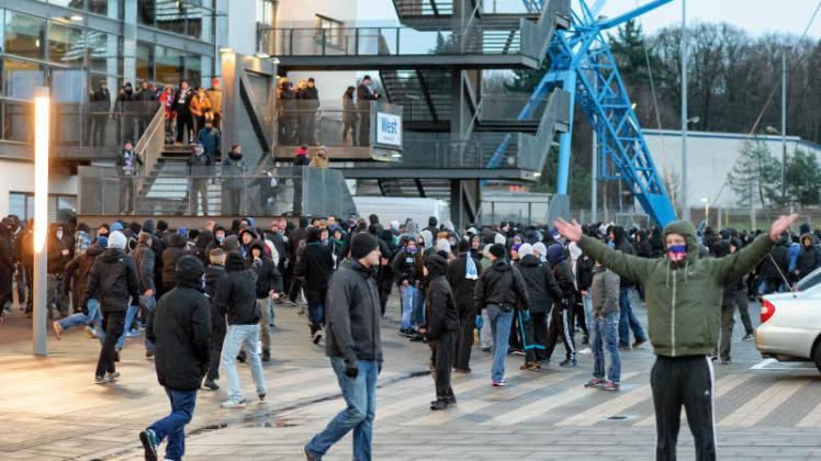 Etwa 500 erboste Hansa-Anhänger versuchten nach dem Abpfiff, in das Foyer der DKB-Arena zu gelangen.  